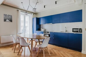 ثلاجة، ميكروويف، فرن، موقد طهي مسطح