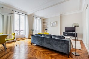 TV, stereo - Blueground | Saint Germain, elevator, nr Panthéon (Paris)