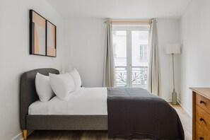1 bedroom, iron/ironing board, WiFi, bed sheets - Blueground | Bastille, washer, nr Canal St-Martin (Paris)