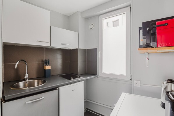 Kühlschrank, Mikrowelle, Herdplatte, Wasserkocher mit Kaffee-/Teezubehör