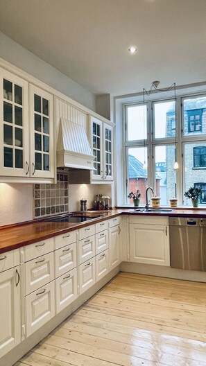 Kjøleskap, mikrobølgeovn, ovn og kokeplater