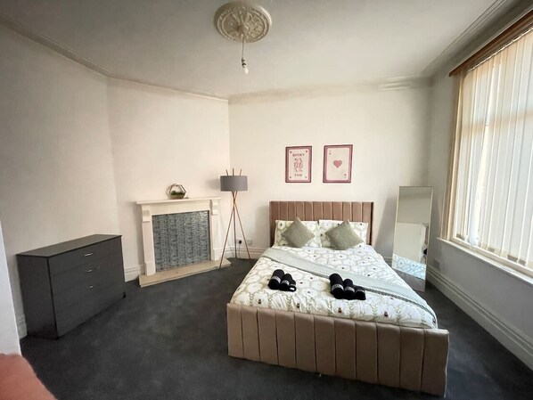 6 habitaciones, tabla de planchar con plancha, cuna de viaje y wifi 