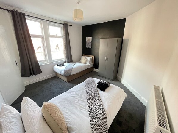 6 chambres, fer et planche à repasser, lit de bébé portatif, Wi-Fi