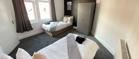 6 chambres, fer et planche à repasser, lit de bébé portatif, Wi-Fi