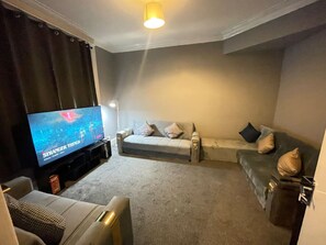 Téléviseur, table de ping-pong