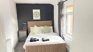 6 bedrooms, iron/ironing board, travel cot, WiFi