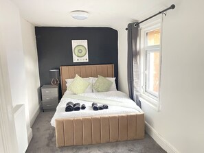 6 habitaciones, tabla de planchar con plancha, cuna de viaje y wifi 