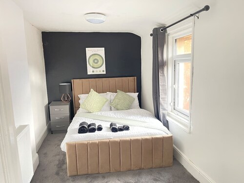 Spacious 6-Bedroom Home in Blackpool - Sleeps 16