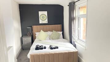 6 bedrooms, iron/ironing board, travel cot, WiFi