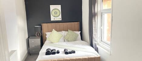 6 bedrooms, iron/ironing board, travel cot, WiFi