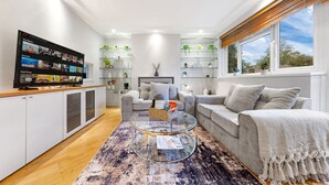 TV, stereo - Luxe Stays Putney & Stamford (Greater London)