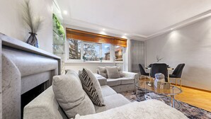 TV, stereo - Luxe Stays Putney & Stamford (Greater London)