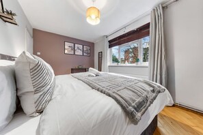 3 bedrooms, iron/ironing board, WiFi, bed sheets