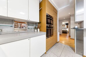 Een koelkast, een microgolfoven, een oven, een kookplaat