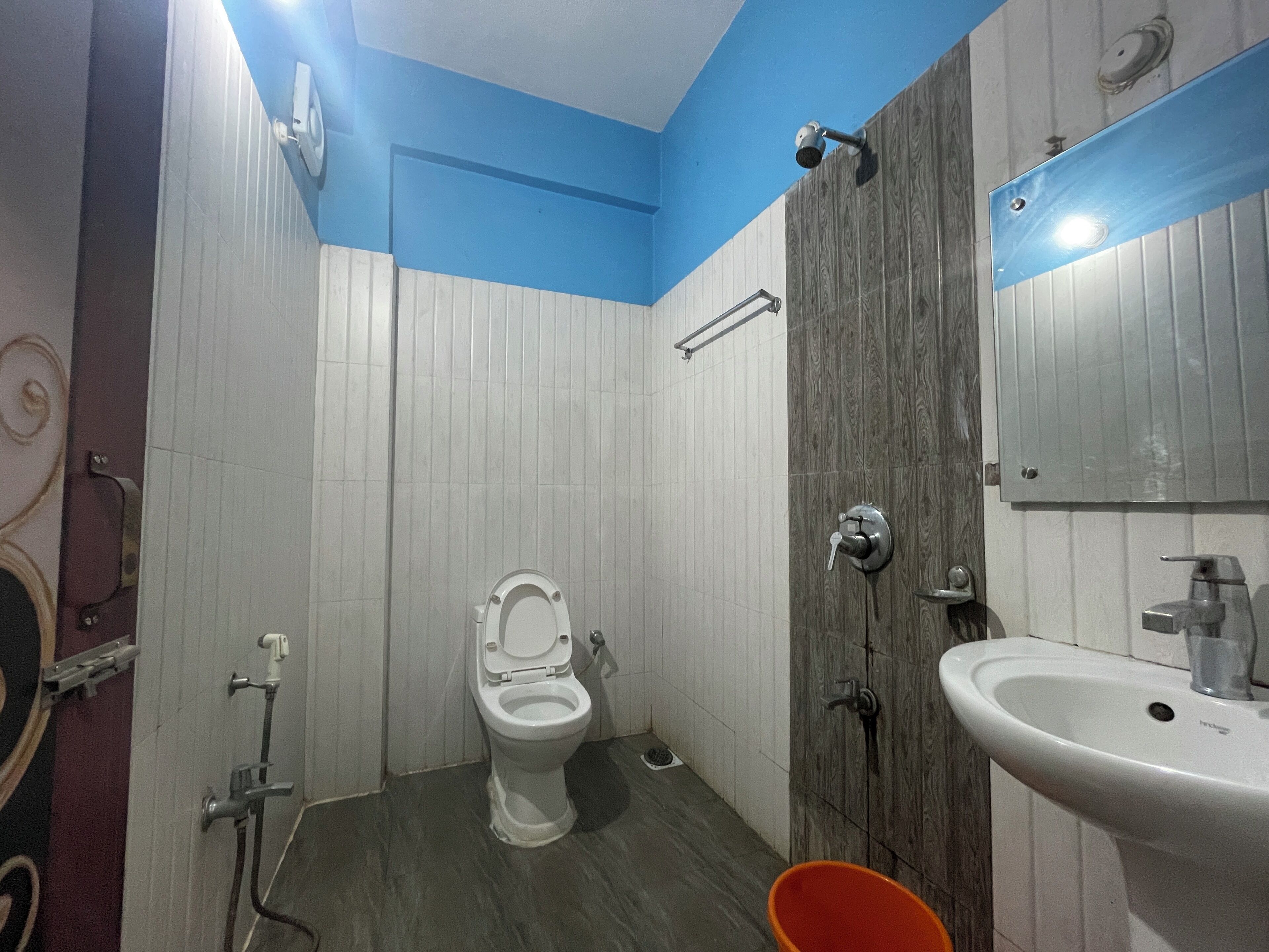 Un baño con inodoro, lavamanos y ducha.