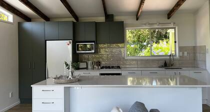 Newly renovated one bedroom house near beaches, shopping and great schools