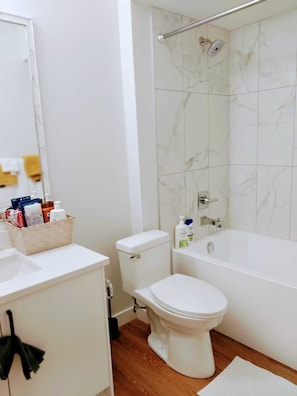 Douche, sĂšche-cheveux, serviettes fournies, savon