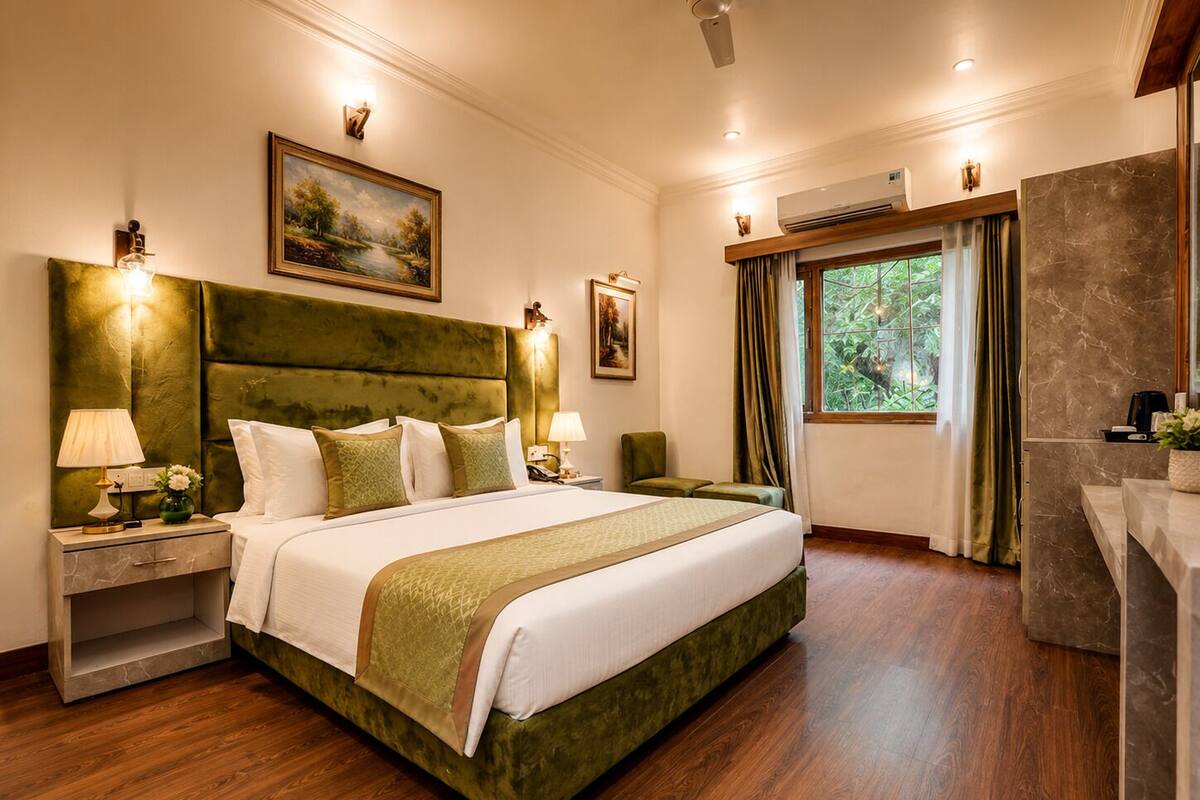 Deluxe Room | Desk, laptop workspace, soundproofing, iron/ironing board