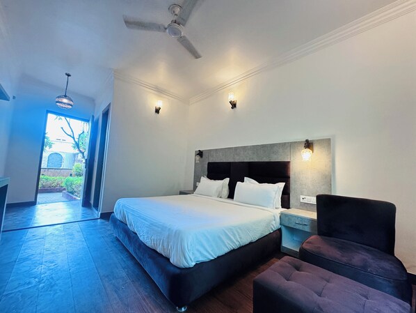 Deluxe Room | Desk, laptop workspace, soundproofing, iron/ironing board