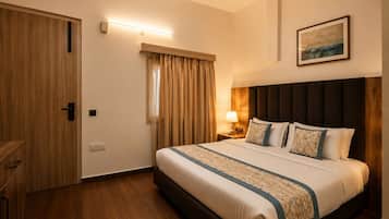 Deluxe Room | Desk, laptop workspace, soundproofing, iron/ironing board