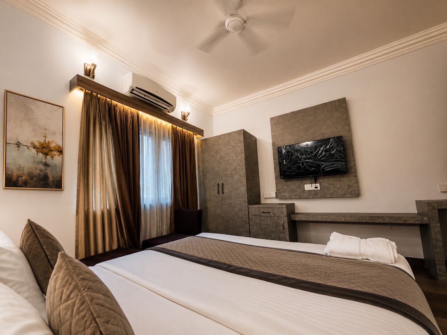 Deluxe Room | Desk, laptop workspace, soundproofing, iron/ironing board