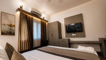Deluxe Room | Desk, laptop workspace, soundproofing, iron/ironing board