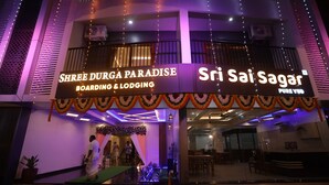 Un bâtiment portant les enseignes « Shree Durga Paradise Boarding & Lodging » et « Sri Sai Sagar Pure Vedic ».
