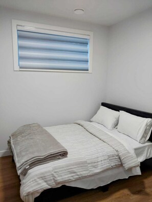 2 bedrooms, iron/ironing board, WiFi, bed sheets - Modern 2Bed Bsmt apt n welcoming Edmonton -Side Entrance, WiFi, Free Parking, AC (Edmonton)