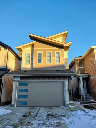 Modern 2Bed Bsmt apt n welcoming Edmonton -Side Entrance, WiFi, Free Parking, AC