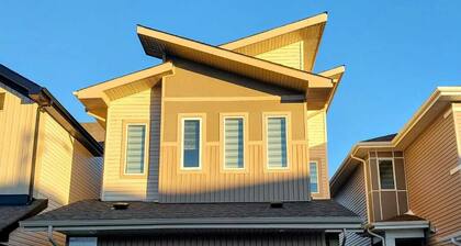 Modern 2Bed Bsmt apt n welcoming Edmonton -Side Entrance, WiFi, Free Parking, AC