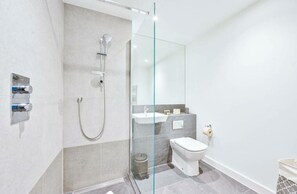 Dusche, Haartrockner, Handtücher, Seife