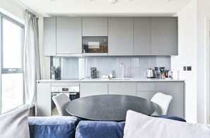Private kitchen - Skyview East Pet Friendly Studio (London)