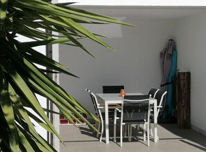 تناول الطعام بالخارج