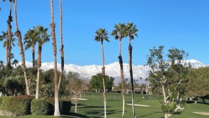 A golf course with palm trees and a mountain backdrop. - Woodhaven Great Views on the Golf Course (Palm Desert)