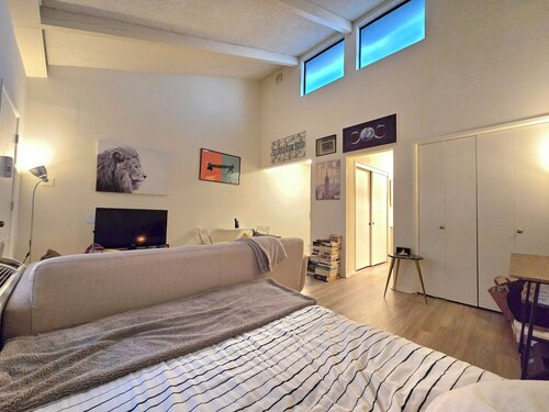 Sunny Noho Loft Studio W/ WiFi, AC & Cozy Bed in Prime Location!
