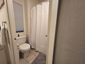 مجففات شعر، مناشف، صابون، ورق حمّام