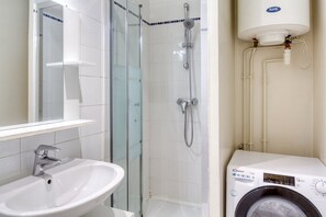 Hårføner og håndklær