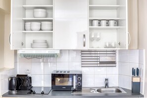 Kühlschrank, Mikrowelle, Herdplatte, Geschirrspüler