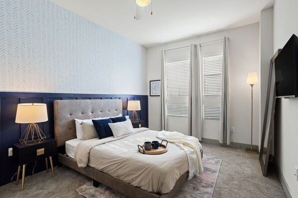 1 habitación, escritorio, tabla de planchar con plancha y cuna de viaje 