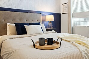 1 habitación, escritorio, tabla de planchar con plancha y cuna de viaje 