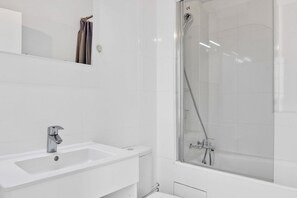 Hair dryer, towels - Blueground | Saint Germain des Prés, furnished (Paris)
