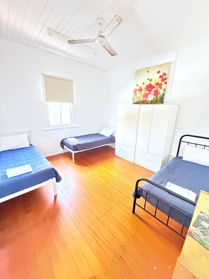 1 bedroom, desk, free WiFi - Beach accommodation with Shared toilet & Shower. (Emu Park)