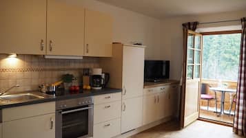 Een koelkast, een oven, een kookplaat, een vaatwasser