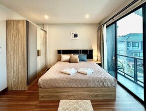 4 bedrooms, iron/ironing board, WiFi, bed sheets