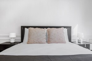 3 habitaciones, tabla de planchar con plancha, wifi y ropa de cama 
