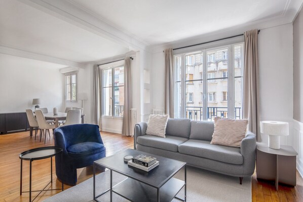 TV, stereo - Blueground | Porte de Champerret, concierge (Paris)
