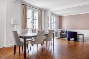 Dining - Blueground | Porte de Champerret, concierge (Paris)