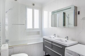 Hair dryer, towels - Blueground | Porte de Champerret, concierge (Paris)