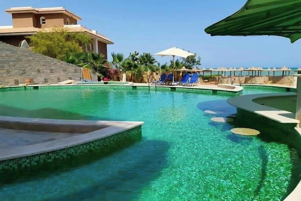 حمام سباحة