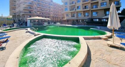 Beachfront Stay - Pool - Balcony - Central